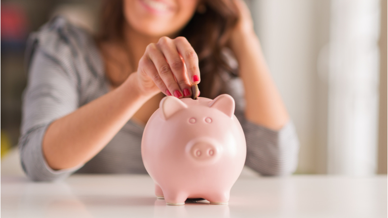 ragazza con salvadanaio